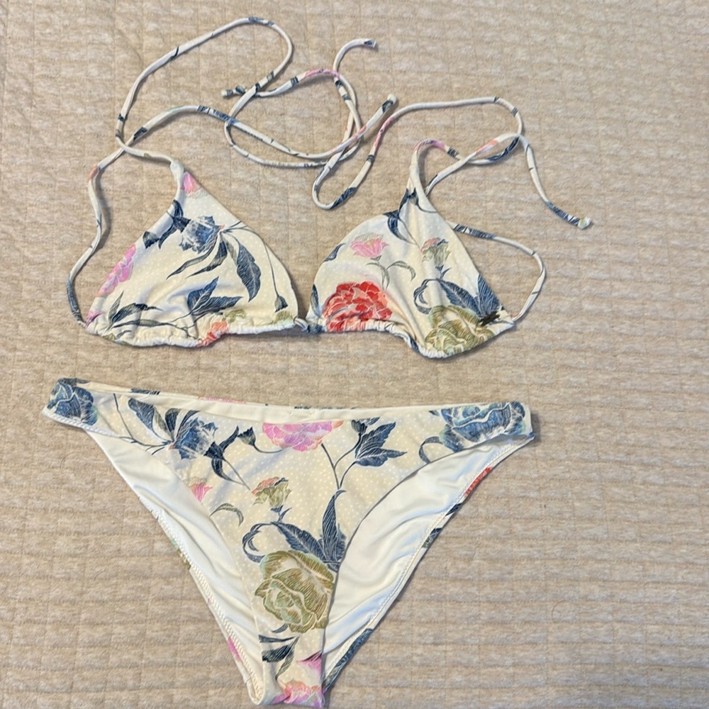 ONEILL FLORAL  Bikini Set Size Medium.